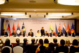 ASEAN economic ministers ink investment, trade pacts