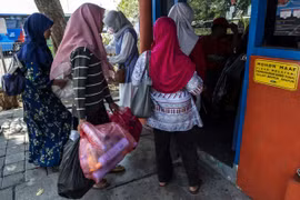 Indonesia applies plastic-waste-for-bus-ride solution