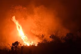 Indonesia sends more soldiers, helicopters to fight forest fire
