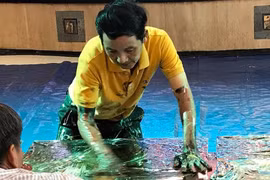 Finger drawing painter receives Worldkings’ recognition