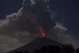 Indonesia: Mount Agung spews 2,000-m tall ash column