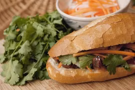 Story of Vietnamese “banh mi” introduced in foreign newspaper