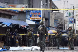 Philippines: Suicide bomber killed outside army base