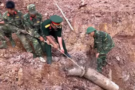 Quang Tri moves 240kg wartime bomb from local school