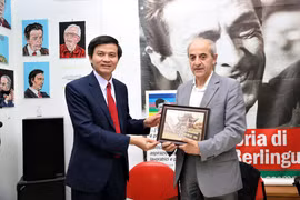 Vietnam, Italy communist Parties strengthen relations