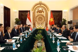 Vietnamese, Singaporean Deputy PMs hold talks