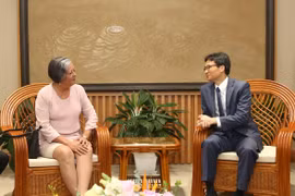 Deputy PM Vu Duc Dam receives Cuban guest 