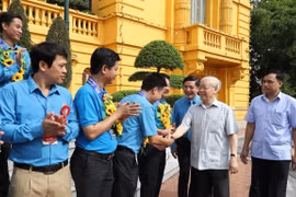 Party, State leader meets outstanding trade union leaders, officials
