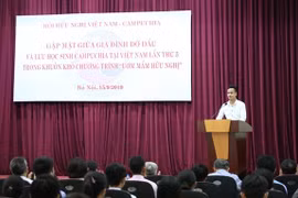 Cambodian students meet Vietnamese sponsor families 