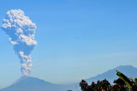 Indonesia: Volcanic eruption triggers aviation warning