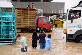 Death toll from storm, landslides in Philippines surges to 122 