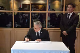 Foreign officials pay respect to former leader at overseas ceremonies