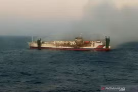 Indonesia: 30 passengers missing after ship catches fire