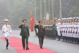 Senior officers of Lao army pay official visit to Vietnam