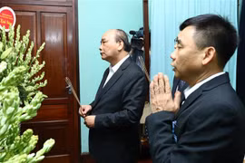 PM Nguyen Xuan Phuc offers incense to President Ho Chi Minh