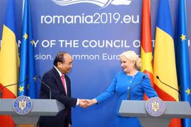PMs of Vietnam, Romania hold joint press conference