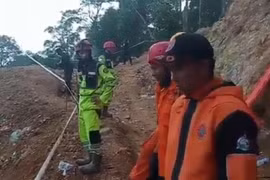 Indonesia: Rescue of victims in collapsed mine face hardships