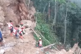 Indonesia: dozens buried in mining collapse 