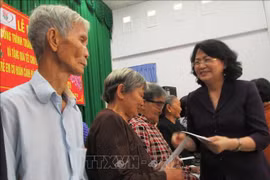 Vice President presents Tet gifts to disadvantaged people