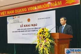 Training course for Vietnamese language teachers opens