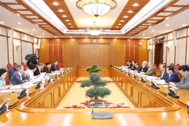  Party leader chairs Politburo’s meeting 