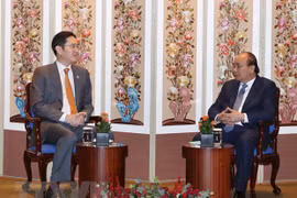 PM Phuc meets leaders of RoK groups 