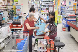 Singaporean retailer extends plastic-bag-charging drive for one year