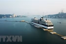 Ha Long city rises from services, tourism