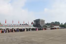 Over 10,000 people visit President Ho Chi Minh’s Mausoleum