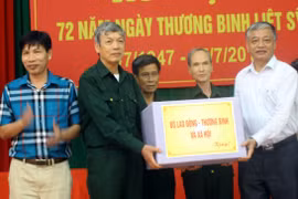 Labour deputy minister presents gifts to war invalids