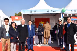 Vietnam attends 11th int’l charity bazaar in Beijing 