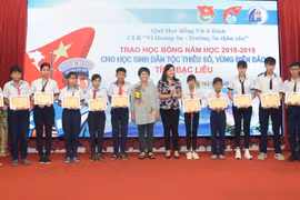 Scholarships presented to needy students in Bac Lieu