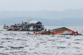 Philippines: 7 dead, 13 missing after boats sink 