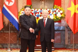 Top leader welcomes, holds talks with DPRK Chairman