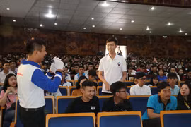 Can Tho students trained on safe driving 