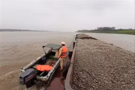 Hanoi struggles to tackle illegal sand mining