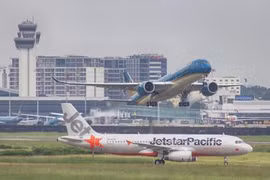 Airlines adjust flight schedules due to storm