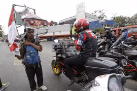 Indonesian man on 700km backward walk to oppose deforestation 