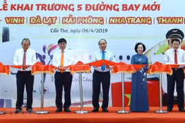 PM attends inauguration of 5 air routes in Can Tho