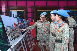 Female soldiers visit the photo exhibition (Photo: VNA)