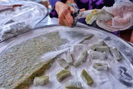 Not-to-be-missed delicacies in ancient village of Hanoi