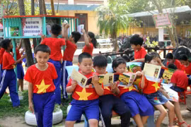 To effectively develop the reading movement in the community, at first, it is necessary to promote the reading habit among students (Photo: VNA)