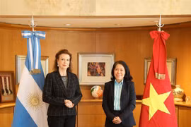Vietnamese Ambassador to Argentina Ngo Minh Nguyet (R) and Argentine Foreign Minister Diana Mondino at their working session in Buenos Aires on July 19 (Photo: VNA)