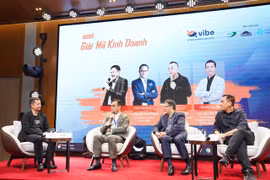 At the 'Decoding Business' talk show in Hanoi (Photo: HAWA)