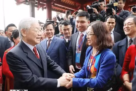 Party General Secretary Nguyen Phu Trong and overseas Vietnameses at Ngoc Son temple in Hanoi (Photo: VNA)