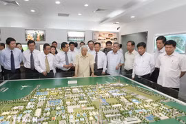 Party General Secretary Nguyen Phu Trong visits the Vietnam-Singapore Industrial Park I (VSIP I) in Binh Duong province on April 13, 2013. (Photo: VNA)"