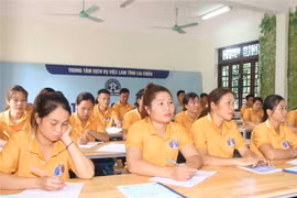 Workers learn Korean at the Employment Service Centre in the northern mountainous province of Lai Chau before going to the RoK. (Photo: VNA)