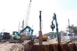 Construction of Nguyen Van Linh - Nguyen Huu Tho intersection tunnel project in HCM City’s District 7. (Photo: VNA)
