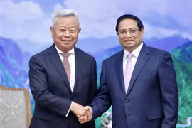 PM Pham Minh Chinh (R) and AIIB President Jin Liqun (Photo: VNA)