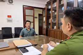 Than Van Thoai, Deputy Director-General of Global BBA JSC, is questioned by a policeman. (Photo sggp.org.vn)